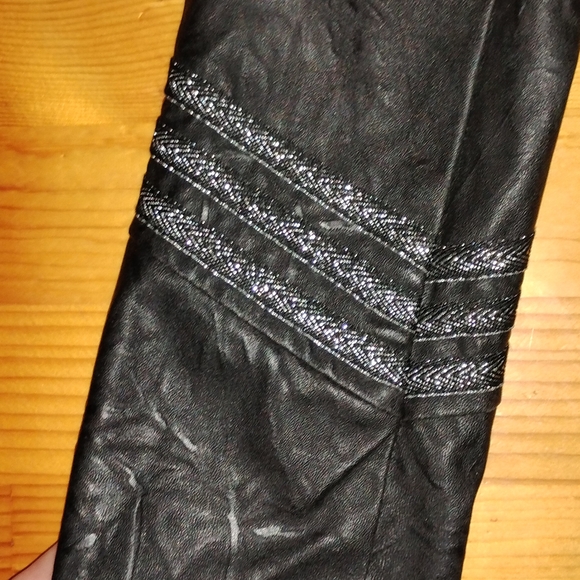 Elegant Black Button-Detail Blazer - Picture 3 of 7